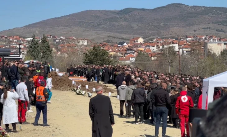 59 viktimat e Koçanit dërgohen në banesën e fundit, familjarët të pikëlluar në ceremoninë mortore