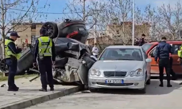 Aksident i rëndë në afërsi të paraburgimit të Vlorës, automjeti përmbyset në rrugë! Godet edhe disa mjete të parkuara