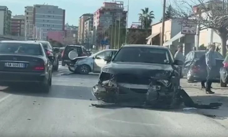 Aksident në aksin Fier-Patos, “Benz-i” dhe “Volkswagen” përplasen “kokë më kokë”