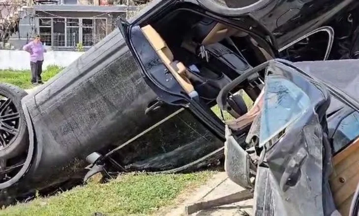 Aksident në Vlorë, drejtuesi i “Porsche” humbet kontrollin, përplas 5 makina të parkuara