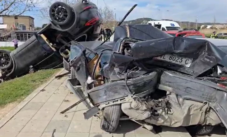 Aksidenti i pazakontë! Porsche me shpejtësi marramendëse merr para 5 automjete të tjera! Një makinë përmbyset, tjetra shkatërrohet plotësisht, pamjet nga vendngjarja