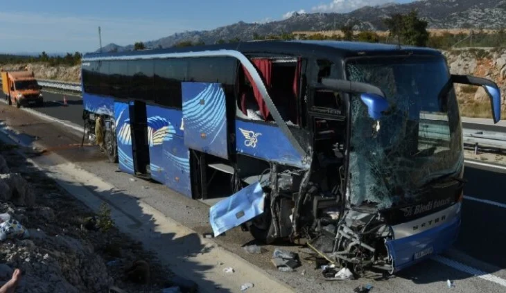 Aksidentohet autobusi me nxënës në Kosovë, humb jetën shoferi dhe disa të plagosur