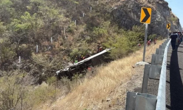 Autobusi bie nga shkëmbi në Meksikë, humbin jetën 11 persona