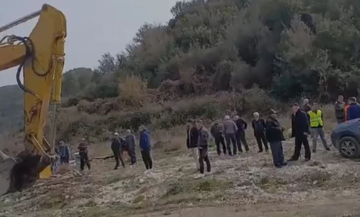 Banorët e fshatrave të Kuçit në protestë, kundërshtojnë vijimin e punimeve për marrjen e ujit në burim