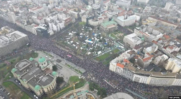 Beogradi bllokohet nga protestuesit