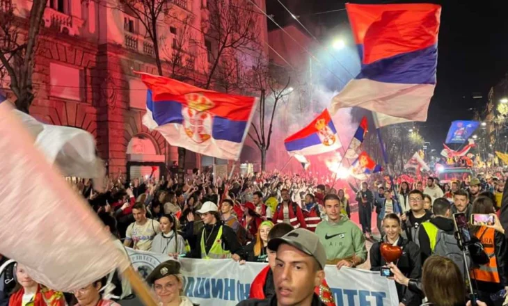 Beogradi nën ethet e protestës, pezullohet qarkullimi i makinave! Qytetarët mbushin sheshet e kryeqytetit