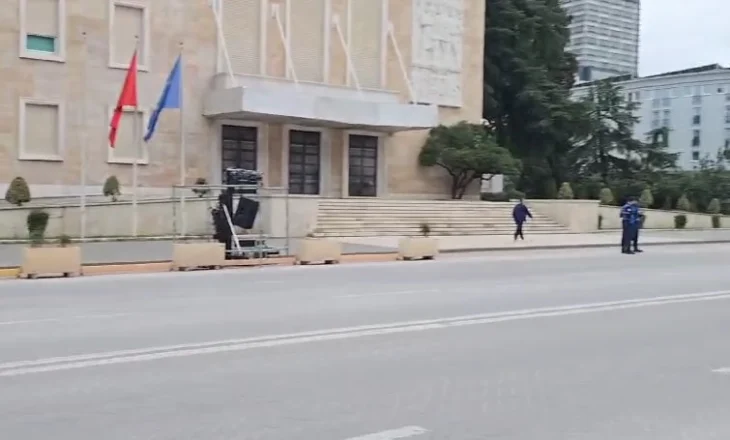 Blindohen dyert e kryeministrisë/ Policia mobilizohet për protestën e opozitës, mbi 800 efektivë në gatishmëri dhe të pajisur me maska kundragaz