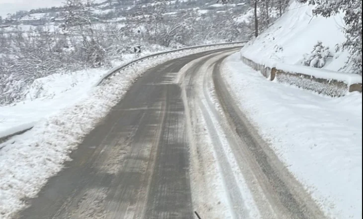 Dëborë në mars, makinat qarkullojnë me vështirësi në aksin rrugor Bogë-Theth