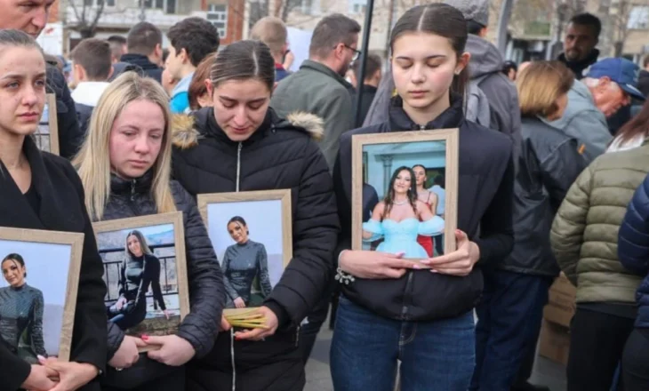 Dhimbje dhe zemërim! Me lot në sy, familjarët mbajnë në duar fotografitë e njerëzve të dashur, që humbën jetën në tragjedinë e Koçanit