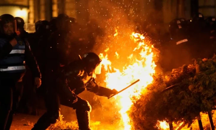 Digjet Rumania nga protestat! Nuk lejojnë të kandidojë për president kandidatin e djathtë. Reagon Musk: Çmenduri!