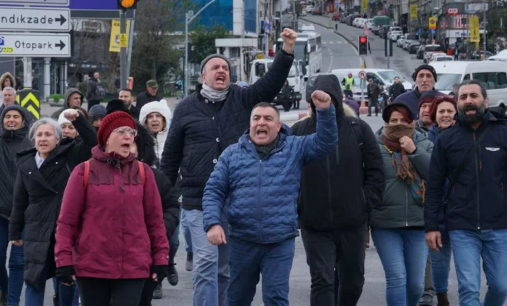 “Do të kthehet batica, AKP do të japë llogari”/ Protestat në Stamboll për arrestimin e liderit të opozitës