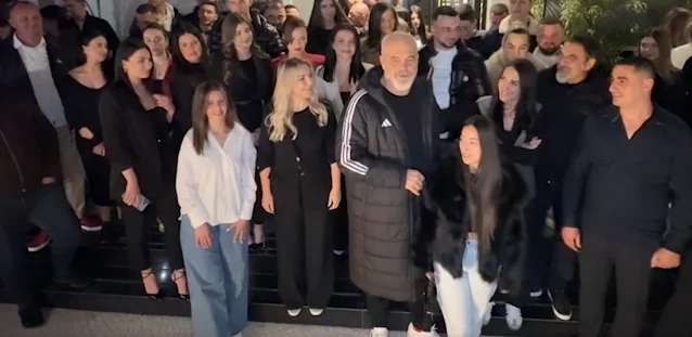 Edi Rama, nga mesnatat e Tiranës shkon te mesnata e Vlorës ku e presin të rinjtë demokratë (video)