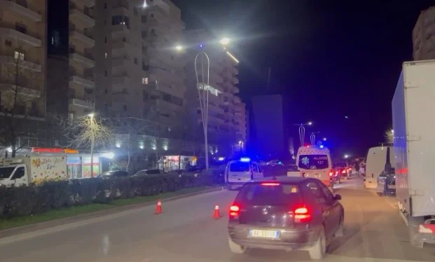 EMRI/ I dehur në timon! 34-vjeçari përplasi disa mjete dhe tentoi t’i largohej Policisë, arrestohet shoferi i “Benz-it”