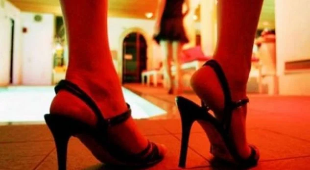 EMRI/ Shfrytëzonte një grua për prostitucion kundrejt pagesës në lokalin e saj, arrestohet tutorja! Të pranga dhe 39-vjeçarja