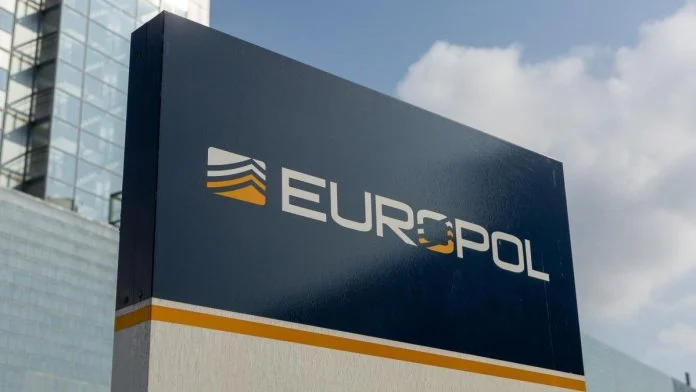 Europol: Bandat kriminale po bëhen më të rrezikshme për shkak të IA-së