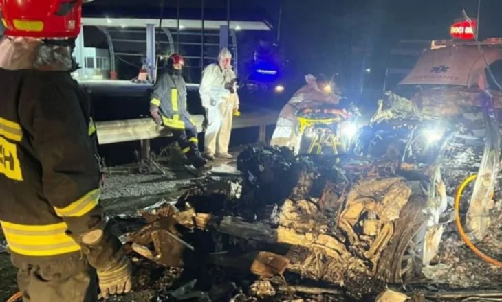 FOTO/ Katër të rinjtë u dogjën brenda makinës në Fushë-Prezë, pamjet e rënda nga vendngjarja, mjeti plotësisht i shkrumbuar