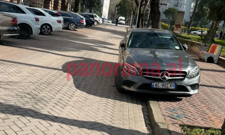 Foto nga paparazzi/ E kujt deputeti është makina e parkuar mbi trotuar pranë kryesisë së Kuvendit?