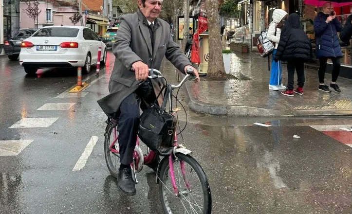 FOTO/ Nuk e ndal asgjë! Kandidati i koalicionit “Shqipëria Madhështore” nis fushatën cep më cep në Tiranë