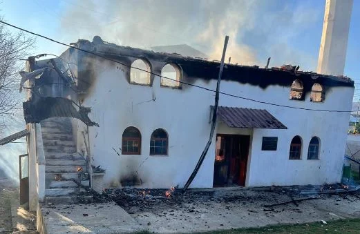 FOTO/ Përfshihet nga flakët xhamia vetëm 10 minuta pas largimit të hoxhës, shkaktohen dëme të konsiderueshme materiale