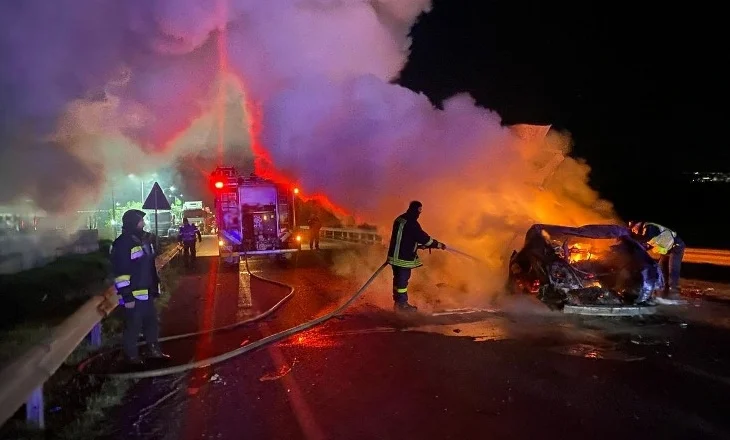 FOTOT/ 4 të rinjtë digjen brenda Benz-it, dalin pamjet nga aksidenti tragjik në Fushë Krujë-Vorë, makina ku udhëtonin viktimat e shkrumbuar nga flakët