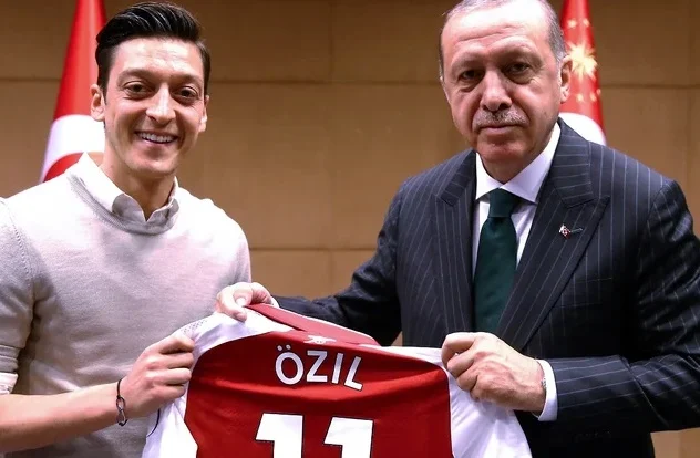 Futbollisti turko-gjerman Mesut Ozil i hyn politikës me partinë e Erdogan