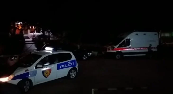 Godet 15-vjeçaren tek vijat e bardha dhe largohet, policia në ndjekje të shoferit