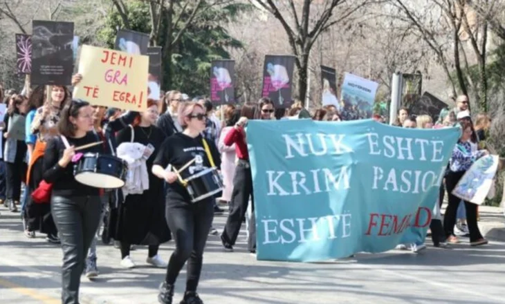 Gratë dhe vajzat në marshim  Nuk është krim pasioni, është Femicid