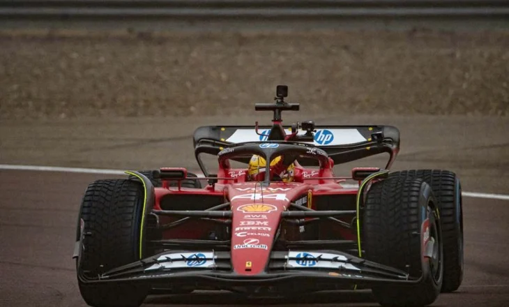 Hamilton nuk humbet kohë, pas prezantimit zbret në pistë për të provuar makinën Ferrari me nr.44