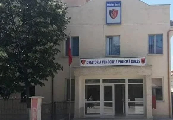 I çonte mesazhe kërcënuese dhe i theu xhamin e makinës 41-vjeçares, ndalohet 39-vjeçari në Kukës