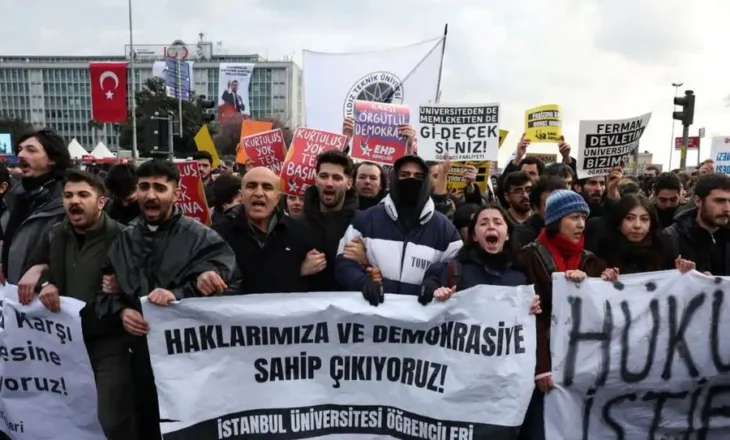 Imamoglu me ‘një këmbë’ në burg, vijojnë protestat masive në Turqi kundër Erdogan