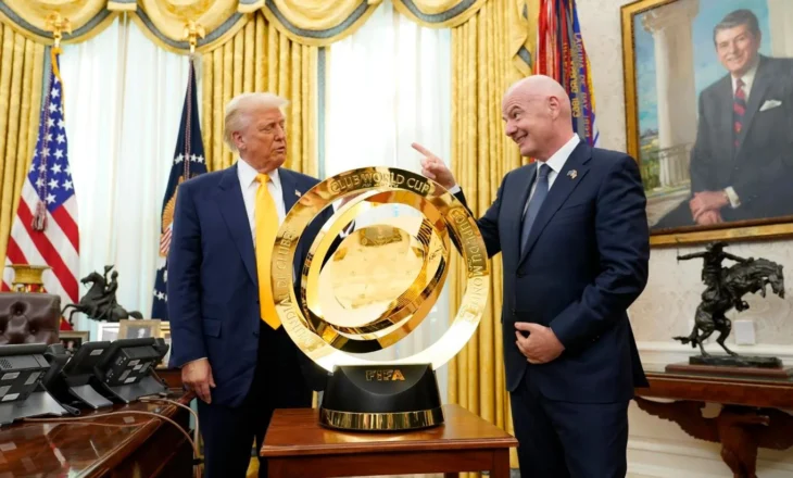 Infantino i dorëzon Trumpit trofeun e Botërorit për Klube: Do të jetë ngjarje e madhe