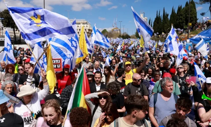 Izraelitët protestojnë kundër ‘qeverisë së luftës’ pas rinisjes së bombardimeve në Gaza