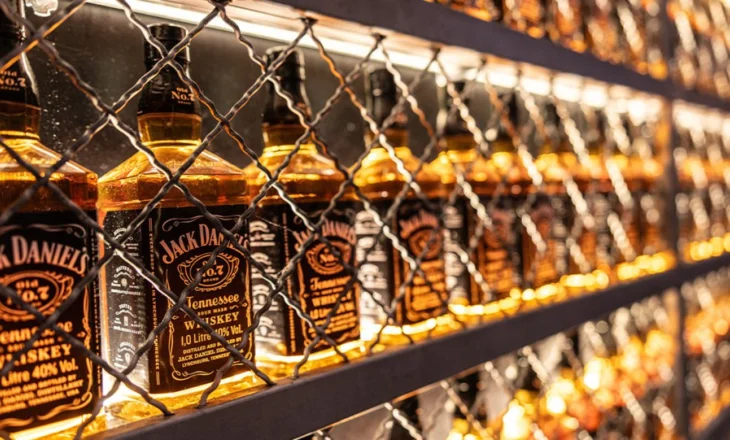 Kanadaja hakmerret ndaj tarifave të Trump, “Jack Daniel’s” hiqet nga raftet