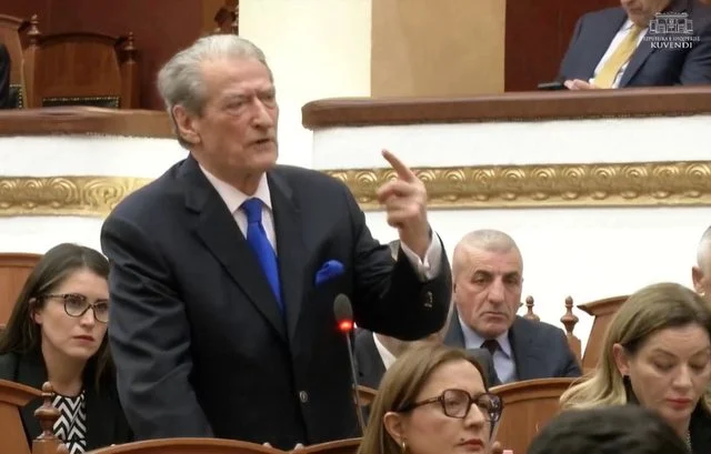 “Kërkoni ndjesë”, Berisha nga Kuvendi: E nderova Andis Harasanin se mbeti socialist, ju rilindasit e përzutë