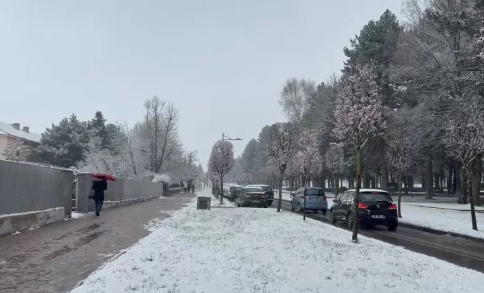 Korça nën “petkun” e bardhë të dëborës, trashësia arrin deri në 7 cm!