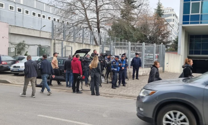 Kryebashkiaku Veliaj prej 7 orësh në Apelin e GJKKO, gjyqi shtyhet nesër në orën 12:30! Zbulohet shkaku