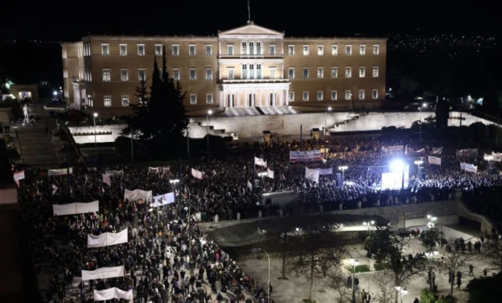 Kuvendi diskuton mocion mosbesimi për qeverinë e Mitsotakis, protestuesit mbushin sheshin “Sintagma” në Athinë