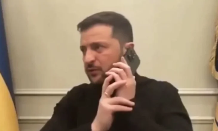 Macron telefonon “live” Zelenskyy-n gjatë një konference, presidenti: Emmanuel të marr për 15′!