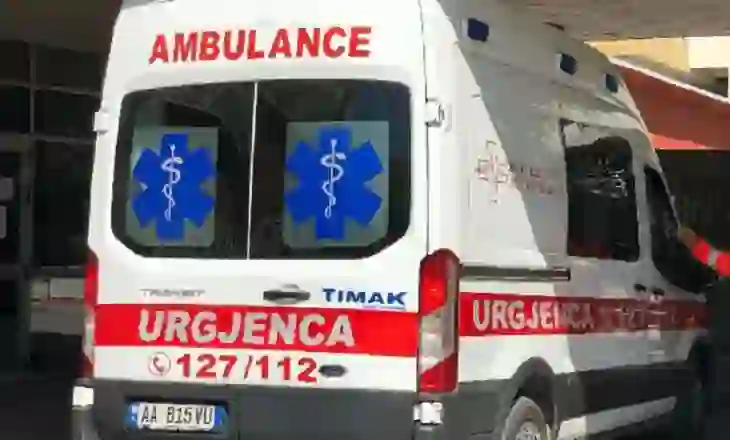 Makina përplas këmbësoren në Tiranë, banorët e zonës e transportojnë në spital