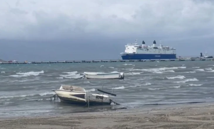 Moti i keq/ Autoriteti Portual ndalon lundrimin e anijeve të vogla dhe tragetit Vlorë-Brindisi