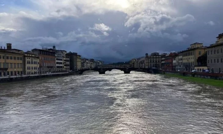 Moti i keq në Itali, rriten nivelet e lumenjve, mbyllen shkollat në Bolonja dhe Firence