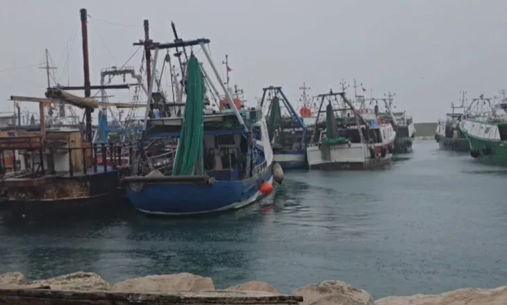 Moti i keq në vend, kufizime në lundrimin e mjeteve te vogla në Durrës