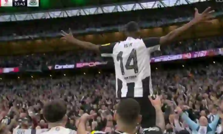 Newcastle fiton trofeun e parë pas 70 vitesh pritjeje, mposhtin Liverpool në finalen e EFL Cup (video)