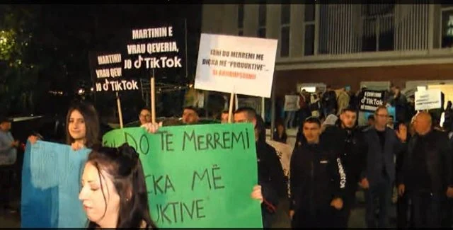 Nis protesta/ Hidhen mjete piroteknike në nisje të tubimit