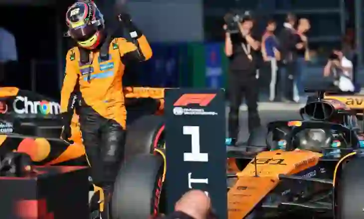 Oscar Piastri triumfon në Kinë, Verstappen jashtë podiumit, tjetër zhgënjim për Ferrari