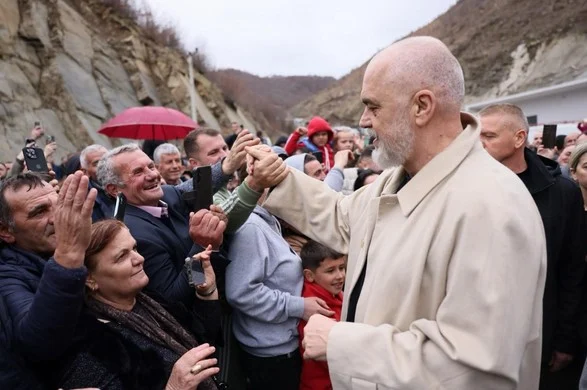 “Pash Zotin, sa kushton ajo pallto”- Rama i përgjigjet komentuesit: E kam blerë në Gjermani 20 vite më parë! Ty të kanë gjetur të uritur bretkosat e kënetës, nuk i shkon burrit të…!