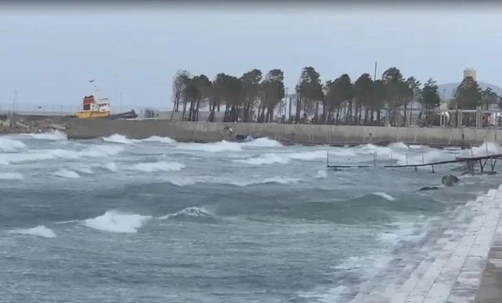 Përkeqësimi i kushteve të motit/ Anulohet linja Vlorë-Brindisi-Vlorë dhe dalja në det e mjeteve të vogla