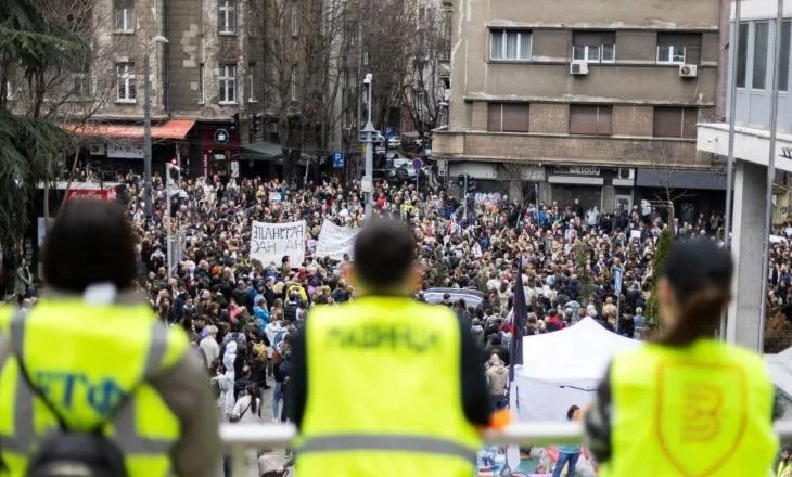 Përshkallëzohen protestat në Serbi/ Studentët bllokojnë televizionet, plagoset një nga rojet e objekteve