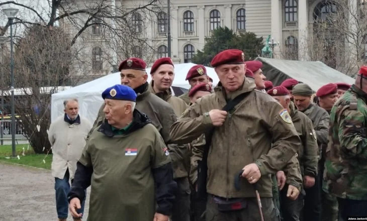 Personi i përfshirë në rastin e vëllezërve Bytyqi shihet në mesin e protestuesve në Beograd