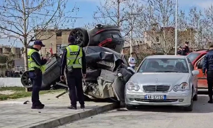 Porsche ‘fluturon’ nga rruga, aksidenton 5 makina të tjera! Njëra përmbyset, tjetra shkatërrohet plotësisht (FOTO)